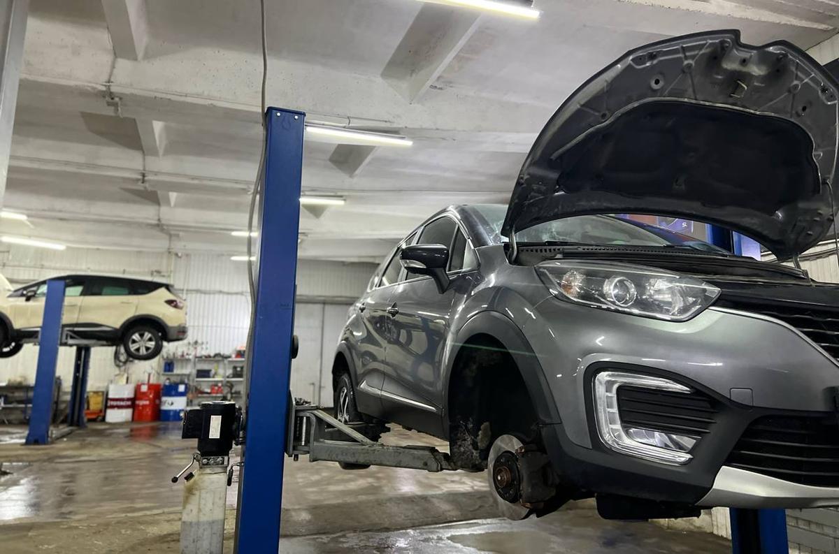 Renault на подъёмнике во время приёмки в автосервисе RG-Service